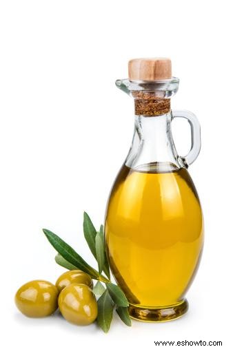 Cómo hacer un tratamiento de aceite caliente en cabello negro