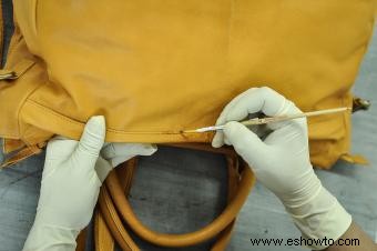 Cómo reparar bolsos de cuero