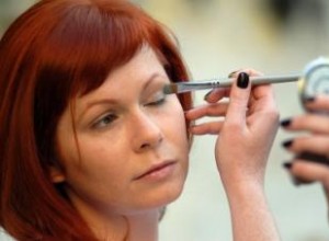 Mejores Sombras de Ojos para Ojos Verdes y Cabello Rojo: Guía Experta