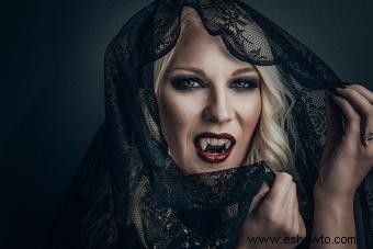 Maquillaje de vampiro femenino para añadir dramatismo oscuro