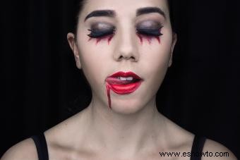 Maquillaje de vampiro femenino para añadir dramatismo oscuro