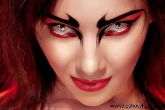 Cómo maquillar los ojos del diablo:Sé oscuro pero devastador
