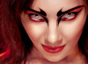 Cómo maquillar los ojos del diablo:Sé oscuro pero devastador