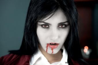 Cómo maquillarse la cara de vampiro para Halloween