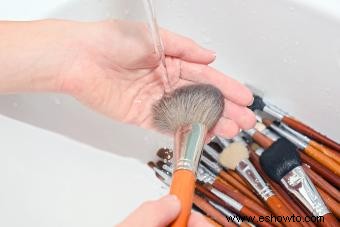 Limpiador de brochas de maquillaje DIY en casa