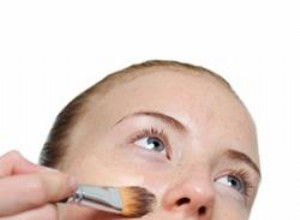 Cómo usar una brocha para base de maquillaje
