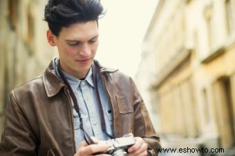 Los mejores colores de camisa de hombre para una chaqueta de cuero marrón