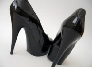 Zapatos de tacón alto de charol negro