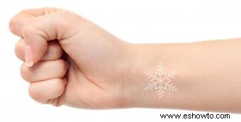 Ideas de tatuajes de copos de nieve que no te dejarán frío