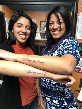 Tatuajes a juego de madre e hija