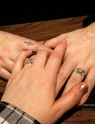 Tatuaje en el dedo anular