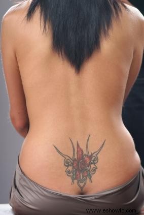 Tatuajes en la parte baja de la espalda para mujeres