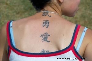 Tatuajes en la parte superior de la espalda