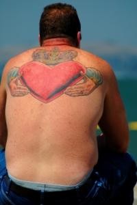 Tatuajes en la parte superior de la espalda