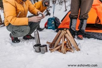 Cómo hacer un kit de supervivencia para acampar y otras aventuras al aire libre