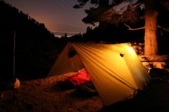 Lona de campamento ignífuga:tipos y sus ventajas 