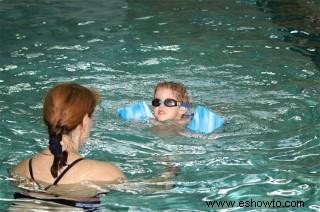 Cómo enseñar a nadar a un niño autista 