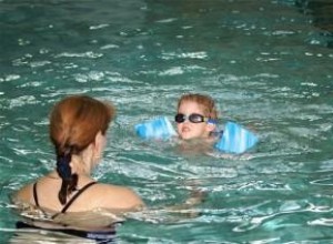 Cómo enseñar a nadar a un niño autista 