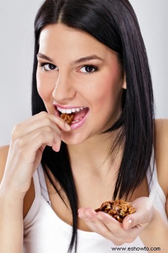 ¿Comer nueces puede ayudarlo a perder peso?