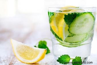 10 recetas de aguas desintoxicantes