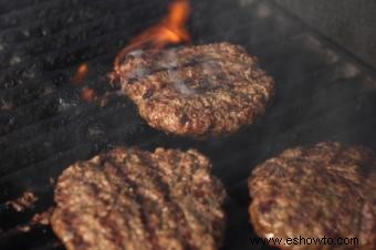 Comer bajo en carbohidratos en un restaurante de comida rápida