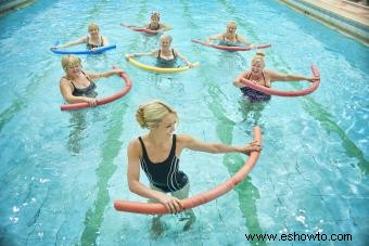 Ejercicios abdominales en una piscina