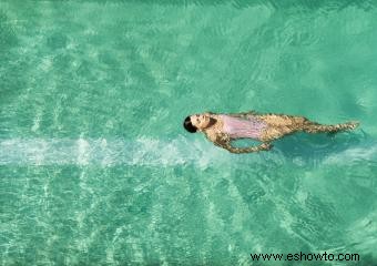 Ejercicios abdominales en una piscina