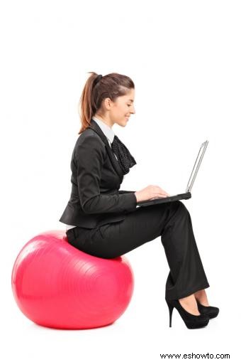 Beneficios de sentarse en una pelota de ejercicios en su escritorio
