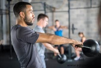 Entrenamiento de kickboxing con pesas rusas