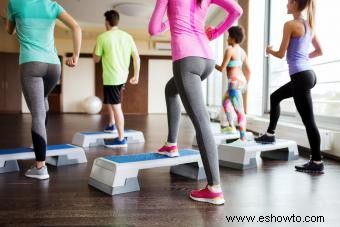 Rutinas de ejercicios aeróbicos por pasos que puede hacer en casa