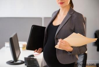 Trajes de negocios de maternidad en los que te verás genial