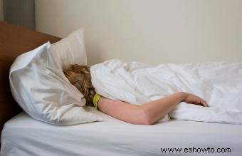 ¿Qué causa el sueño profundo similar al coma?