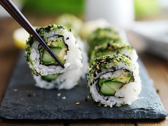 3 recetas veganas de sushi:opciones frescas y sabrosas para hacer en casa