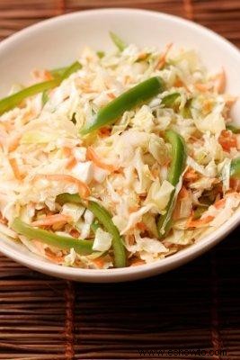 Recetas veganas de ensalada de col y consejos prácticos para servirla