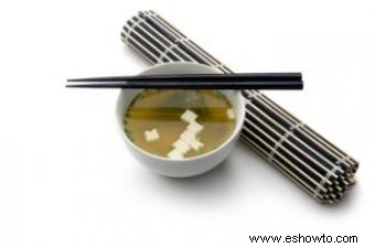 Cómo hacer sopa de miso:los conceptos básicos de este alimento básico japonés