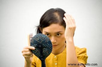 Pérdida de cabello en mujeres causada por deficiencias vitamínicas