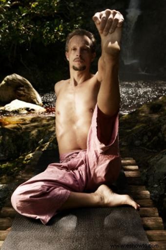 7 rutinas de yoga para hombres que él disfrutará