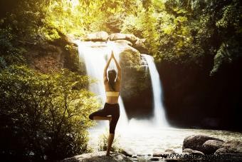 Pasos de la postura de yoga del árbol para un mejor equilibrio