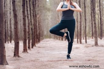 Pasos de la postura de yoga del árbol para un mejor equilibrio