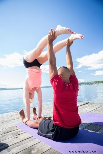 4 posturas sencillas de yoga acrobático para principiantes