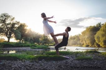 4 posturas sencillas de yoga acrobático para principiantes