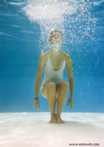8 posturas intermedias para una secuencia única de yoga acuático