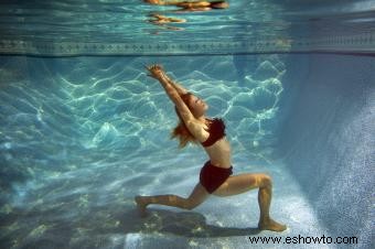 8 posturas intermedias para una secuencia única de yoga acuático