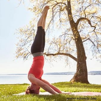 4 inversiones avanzadas de yoga para probar