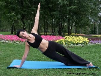 Postura de yoga con plancha lateral:el equilibrio está a 7 pasos