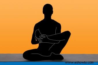Postura de cuna de yoga con piernas