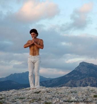 Postura de yoga en la montaña para mantenerte centrado