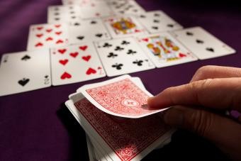 Reglas del juego de cartas Pyramid Solitaire y estrategias ganadoras de primer nivel