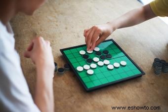 Cómo jugar Reversi (y ganar):Jugabilidad básica y estrategias