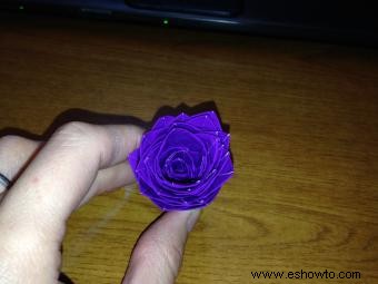 Cómo hacer flores con cinta aislante
